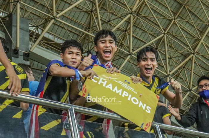 Sejumlah pemain timnas U-19 Malaysia nampak sumringah seusai menjadi juara Piala AFF U-19 2022 di Stadion Patriot Candrabhaga, Bekasi, Jawa Barat, 15 Juli 2022.
