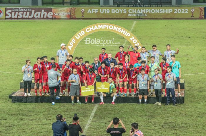 Skuat timnas U-19 Laos (skuad timnas U-19 Laos) sedang berfoto bersama seusai menjadi juara kedua Piala AFF U-19 2022 di Stadion Patriot Candrabhaga, Bekasi, Jawa Barat, 15 Juli 2022.