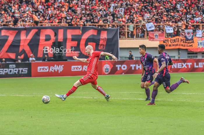 Pemain Persija Jakarta, Michael Krmencik mencetak gol dalam laga uji coba melawan RANS Nusantara FC di Stadion Wibawa Mukti, Cikarang, Sabtu (16/7/2022).