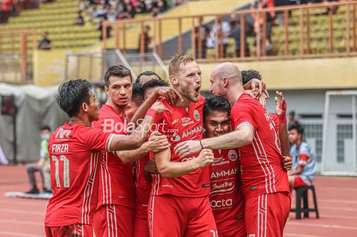 Selebrasi pemain Persija Jakarta usai mencetak gol ke gawang RANS Nusantara FC dalam laga uji coba di Stadion Wibawa Mukti, Cikarang, Sabtu (16/7/2022).