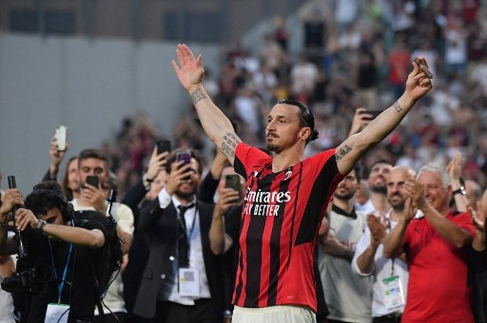 Zlatan Ibrahimovic merayakan kesuksesan AC Milan juara Liga Italia 2021-2022 usai melawan Sassuolo (22/5/2022).