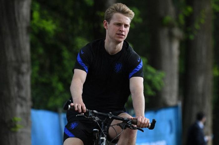 Frenkie de Jong bersepeda saat melakoni kamp latihan timnas Belanda jelang duel Euro 2020 di Zeist (12/6/2021).