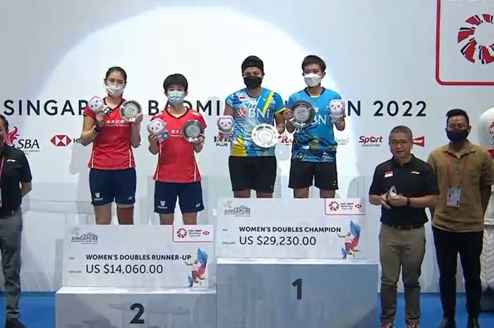 Ganda putri Indonesia, Apriyani Rahayu/Siti Fadia Silva Ramadhanti berdiri di podium juara Singapore Open 2022 setelah mengalahkan Zhang Shu Xian/Zheng Yu (China) di Singapore Indoor Stadium, Singapura, Minggu (17/7/2022)