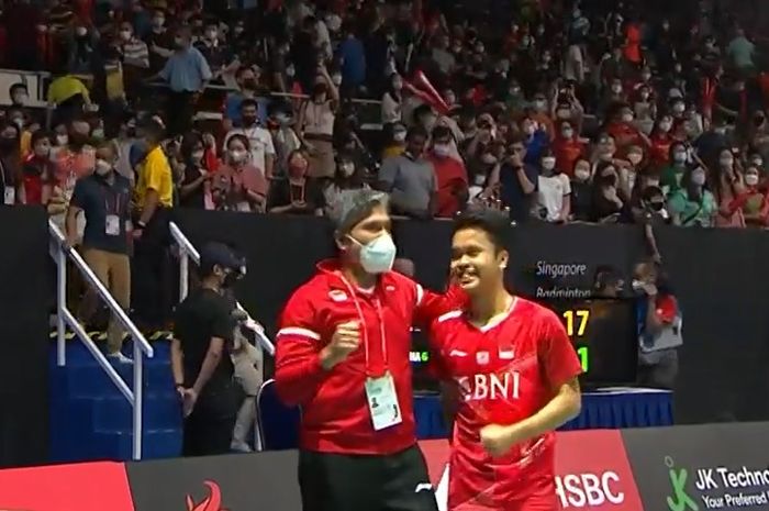 Pelatih tunggal putra Indonesia Irwansyah, memeluk Anthony Sinisuka Ginting usai pastikan gelar juara Singapore Open 2022, Minggu (17/7/2022)