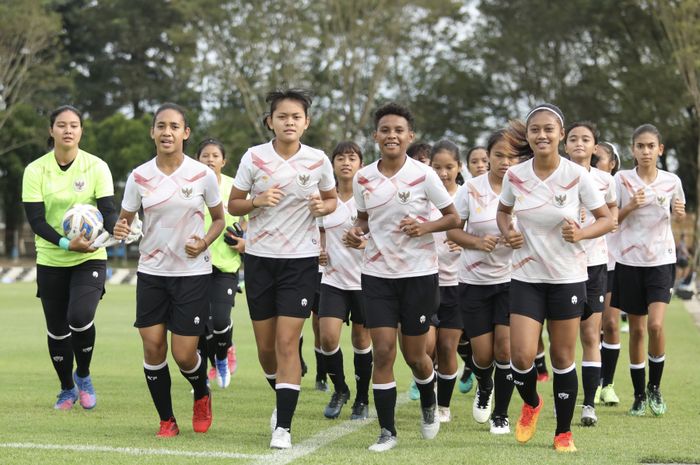 Timnas U-18 Indonesia Putri saat menjalani TC jelang laga Piala AFF U-18 Wanita 2022 di Palembang