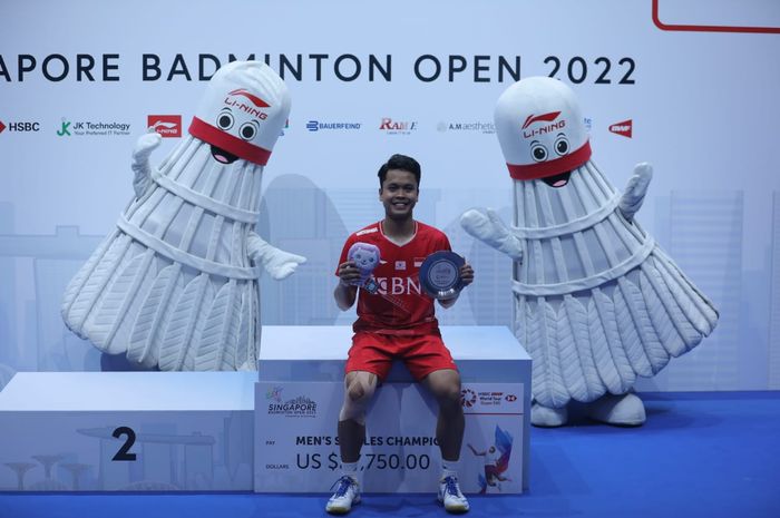 Tunggal putra Indonesia, Anthony Sinisuka Ginting usai menjadi juara Singapore Open 2022, Minggu (17/72022)