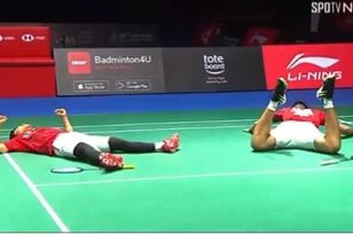 Pasangan ganda putra Indonesia, Leo Rolly Carnando/Daniel Marthin, keluar sebagai kampiun Singapore Open 2022 usai merampungkan laga yang bertajuk All Indonesian Finals di Singapore Indoor Stadium, Minggu (17/7/2022).