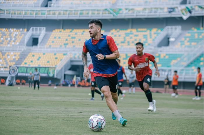 Gelandang Persebaya Surabaya, Higor Vidal, saat menjalani latihan jelang pertandingan uji coba melawan PSIM Yogyakarta, Sabtu (16/7/2022).