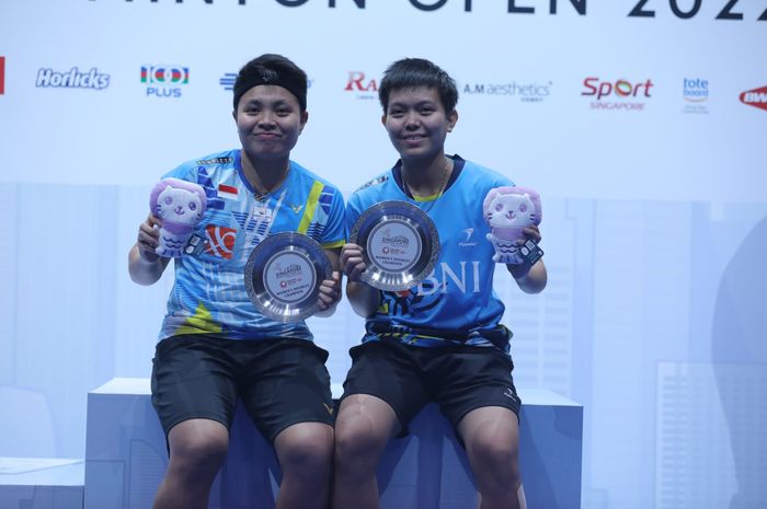 Ganda putri Indonesia, Apriyani Rahayu/Siti Fadia Silva Ramadhanti berpose di podium Singapore Open, Minggu (17/7/2022)