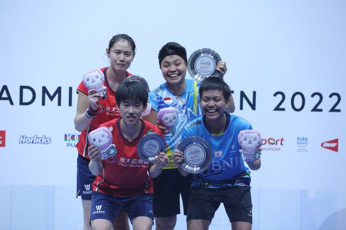 Ganda putri China dan Indonesia Zhang Shu Xian/Zheng Yu (kiri) dan Apriyani Rahayu/Siti Fadia Silva Ramadhanti (kanan) saat berpose di podium Singapore Open, Minggu (17/7/2022)