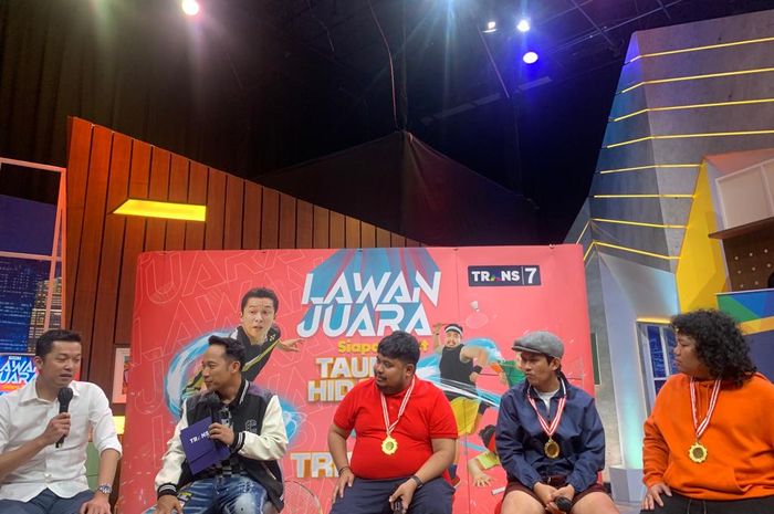 Jumpa pers bersama Taufik Hidayat (kiri) yang akan menghadapi tiga host program Trig3rr (dari kiri memakai kalung medali), Rigen Rakelna, Indra Jegel, dan Marshel Widianto, pada Senin (18/7/2022).