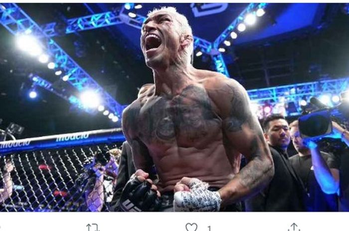 Jagoan kelas ringan UFC, Charles Oliveira, bersikeras menyatakan dirinya dicurangi saat kelebihan berat badan di UFC 274.