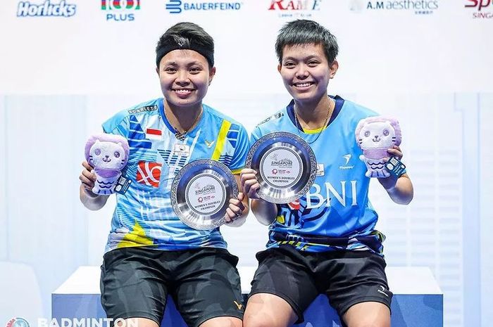 Pasangan ganda putri Apriyani Rahayu/Siti Fadia Silva Ramadhanti saat menerima trofi juara Singapore Open 2022.