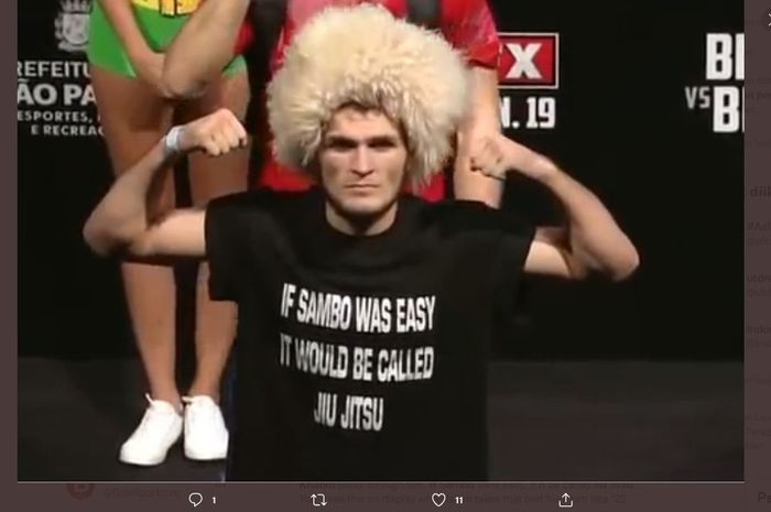 Khabib Nurmagomedov mengenakan kaus yang bertuliskan perbandingan beladiri sambo dan jiu-jitsu