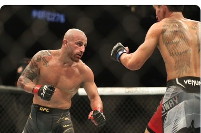 Juara kelas bulu UFC, Alexander Volkanovski, saat bertarung dengan Max Holloway di UFC 276 pada 2 Juli 2022.