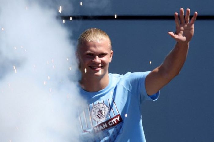 Erling Haaland dalam acara peresmian skuad Manchester City di Etihad Stadium (10/7/2022).