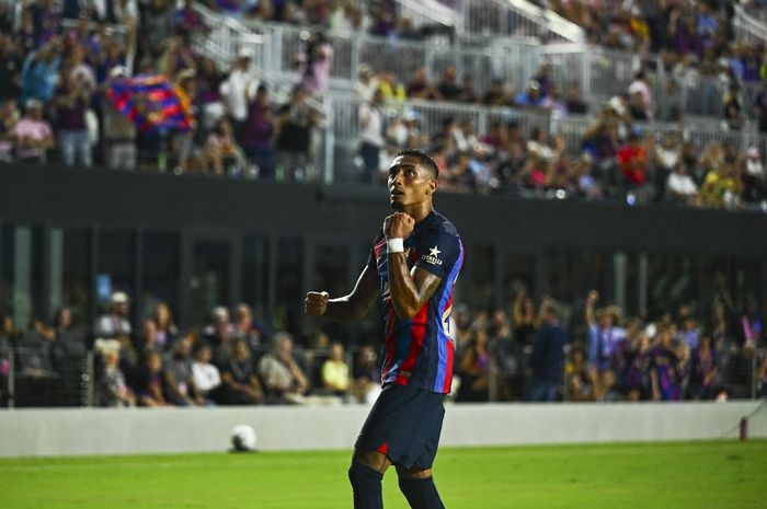 Raphinha merayakan gol dalam duel pramusim Barcelona melawan Inter Miami di DRV PNK Stadium, Fort Lauderdale (19/7/2022).