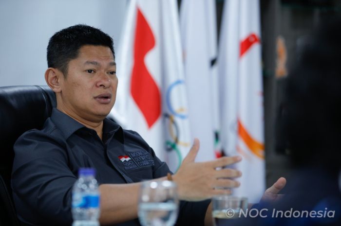 Ketua NOC Indonesia, Raja Sapta Oktohari memberikan penjelasan tentang kualifikasi Olimpiade Paris 2024 di Kantor NOC di Senayan, Jakarta, Kamis (20/7/2022).