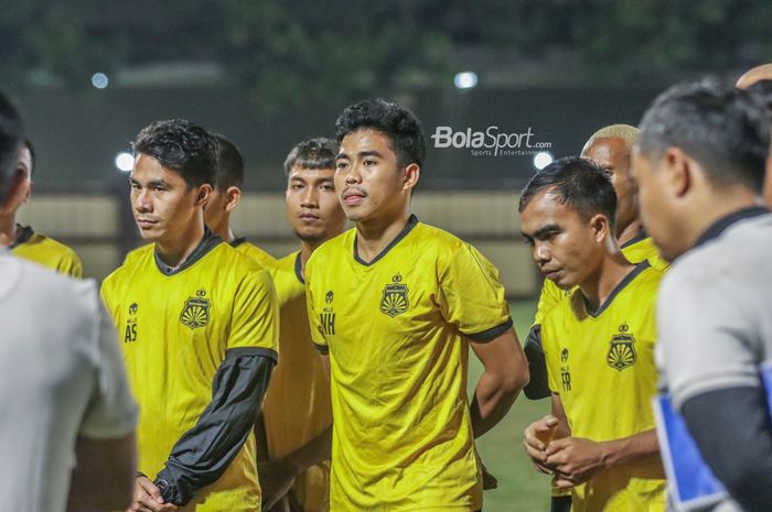 (Dari kiri ke kanan) Alsan Sanda, Muhammad Hargianto, Nurhidayat Haji Haris, dan Muhammad Fatchurohman nampak sedang mendengarkan intruksi pelatih dalam sesi latihan Bhayangkara FC di Stadion PTIK, Jakarta, 20 Juli 2022.