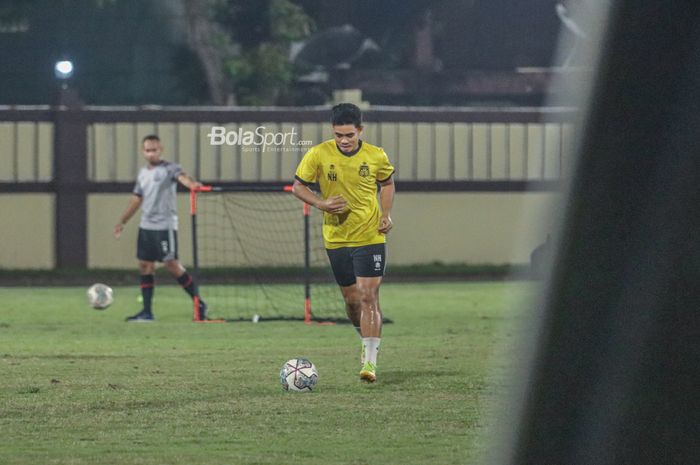 Bek Bhayangkara FC, Nurhidayat Haji Haris, sedang menguasai bola saat berlatih di Stadion PTIK, Jakarta, 20 Juli 2022.