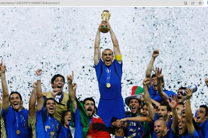 Fabio Cannavaro saat merayakan gelar juara Piala Dunia 2006 bersama timnas Italia.