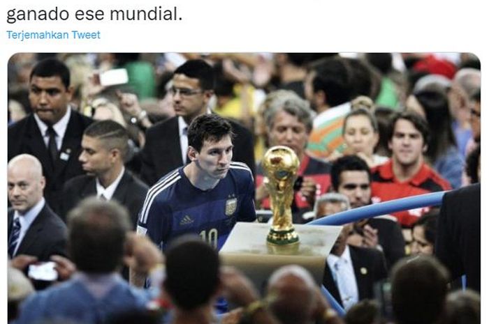 Momen megabintang timnas Argentina, Lionel Messi, hanya bisa menatap trofi Piala Dunia 2014 yang ada di depannya