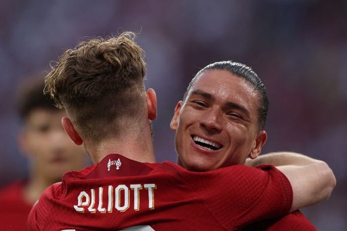 Darwin Nunez (kanan) mencetak 4 gol pada duel pramusim Liverpool melawan RB Leipzig di Red Bull Arena, Leipzig (21/7/2022).