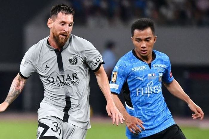 Bintang Timnas Thailand, Chanathip Songkrasin, tengah berduel dengan Lionel Messi pada pertandingan persahabatan antara Paris Saint-Germain dan Kawasaki Frontale.