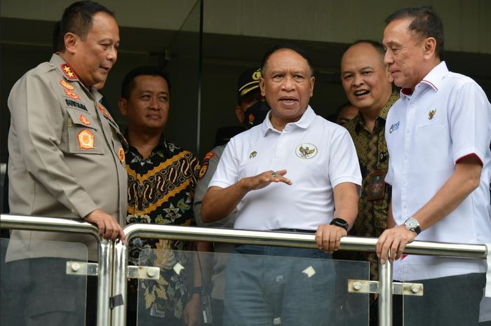 Menteri Pemuda dan Olahraga, Zainudin Amali, Ketua Umum PSSI, Mochamad Iriawan, dan beberapa jajaran terkait sedang meninjau Stadion Gelora Bandung Lautan Api (GBLA), Jumat (22/7/2022).