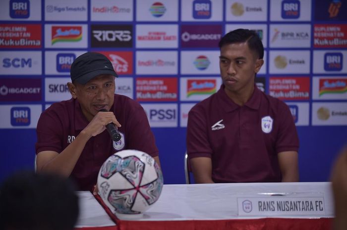 Pelatih Rans Nusantara FC, Rahmad Darmawan, saat sesi jumpa pers jelang laga melawan PSIS Semarang, Jumat (22/7/2022).