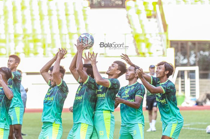Sejumlah pemain Persib Bandung yang diantaranya ada Rachmat Irianto sedang berlatih di Stadion Wibawa Mukti, Cikarang, Jawa Barat, 23 Juli 2022.  