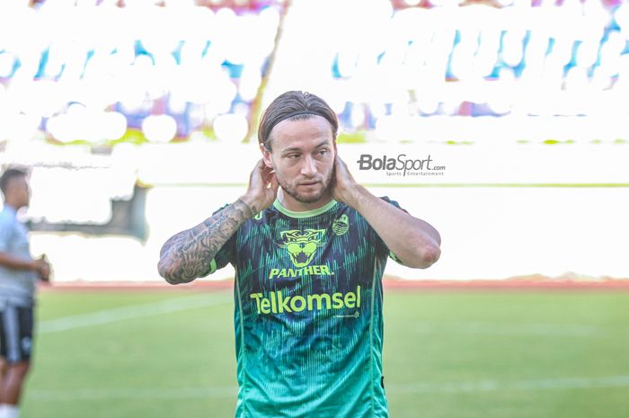 Gelandang Persib Bandung, Marc Klok, nampak hadir dalam sesi latihan  di Stadion Wibawa Mukti, Cikarang, Jawa Barat, 23 Juli 2022.