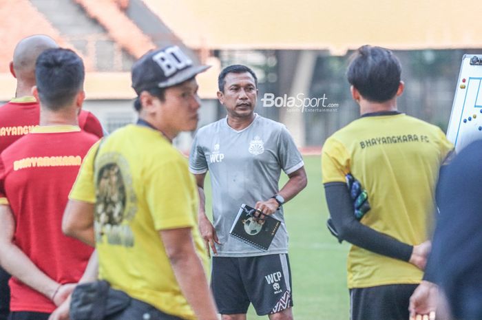 Pelatih Bhayangkara FC, Widodo Cahyono Putro, saat memimpin latihan timnya di Stadion Wibawa Mukti, Cikarang, Jawa Barat, 23 Juli 2022