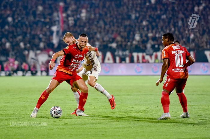 Striker Bali United, Ilija Spasojevic, tengah berduel dengan gelandang Persija Jakarta, Hanno Behrens, Sabtu (23/7/2022).