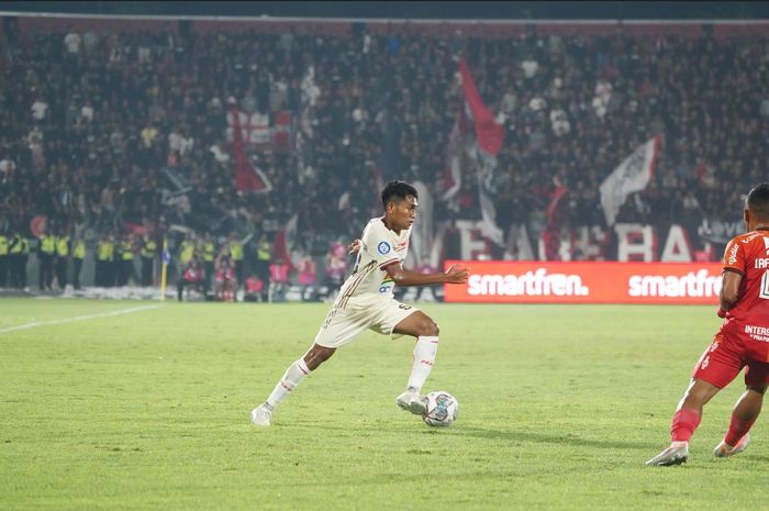 Pemain Persija Jakarta, Frengky Missa, mencoba melewati Irfan Jaya pada laga melawan Bali United, Sabtu (23/7/2022)