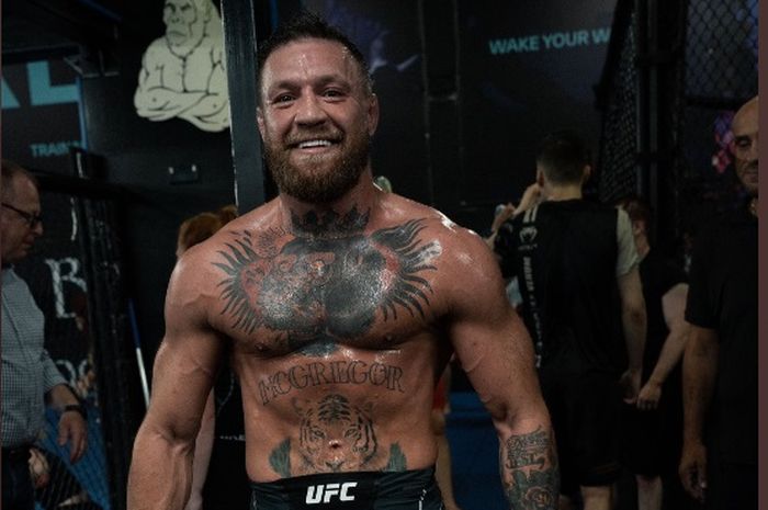 Penampilan Conor McGregor dalam foto unggahannya di Twitter pada 12 Juli 2022.