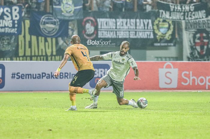 David da Silva dibayangi Anderson Salles dalam laga Bhayangkara FC Vs Persib Bandung di Stadion Wibawa Mukti, Minggu (24/7/2022).