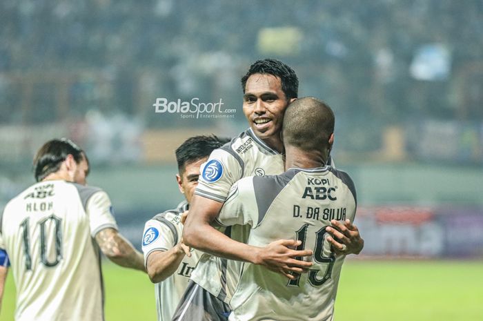 Sejumlah pemain Persib Bandung sedang memeluk Frets Butuan yang mampu mencetak satu gol di Stadion Wibawa Mukti, Cikarang, Jawa Barat, 24 Juli 2022.