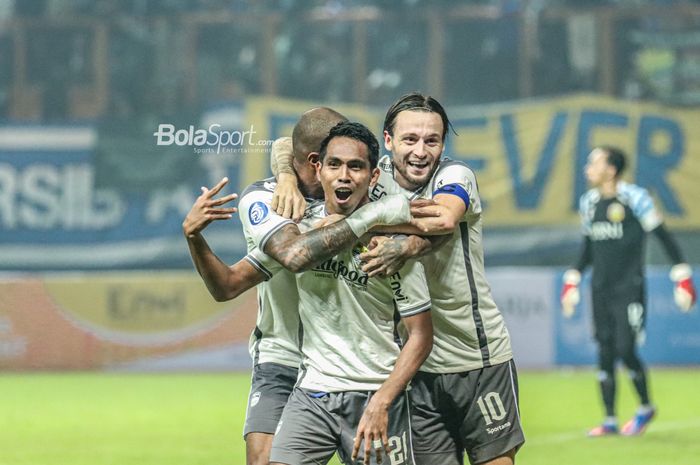 Pemain Persib Bandung, Frets Butuan melakukan selebrasi setelah mencetak gol ke gawang Bhayangkara FC pada laga pekan ke-1 Liga 1 2022/2023 di Stadion Wibawa Mukti, Cikarang, Jawa Barat, 24 Juli 2022.