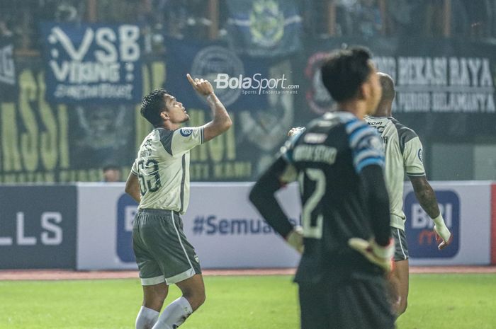 Pemain Persib Bandung, Rachmat Irianto (kanan), sedang merayakan selebrasi seusai mencetak gol di Stadion Wibawa Mukti, Cikarang, Jawa Barat, 24 Juli 2022.