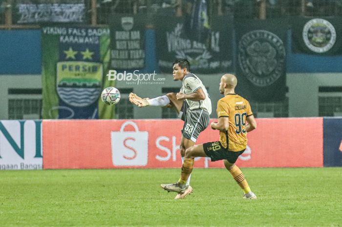 Pemain Persib Bandung, Rachmat Irianto (kiri), ingin membawa Maung Bandung melanjutkan tren positif tak terkalahkan di Liga 1.