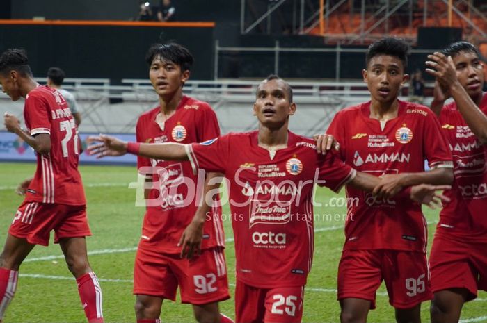 Pemain Persija Jakarta, Riko Simanjuntak, melakukan selebrasi usai mencetak gol ke gawang Chonburi FC