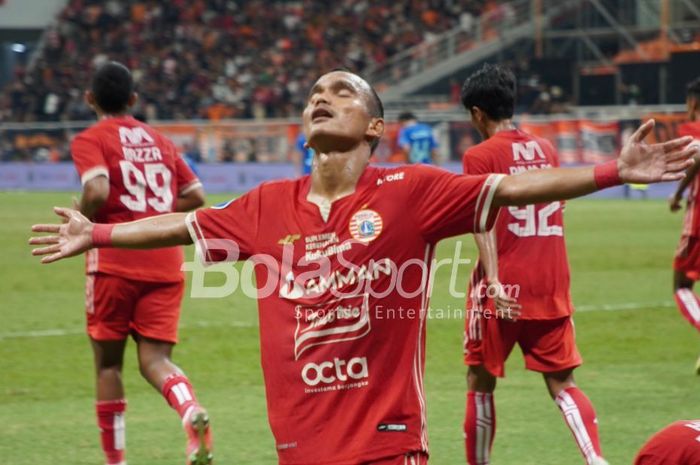 Pemain Persija Jakarta, Riko Simanjuntak, mencetak gol ke gawang Chonburi FC