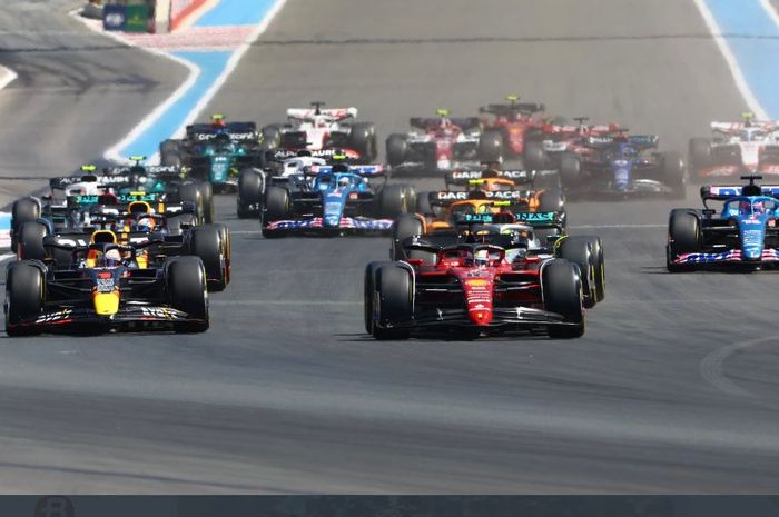 Pembalap Red Bull, Max Verstappen dan pembalap Ferrari, Charles Leclerc saat balapan F1 GP Prancis 2022 di Sirkuit Paul Ricard, Minggu (24/7/2022)