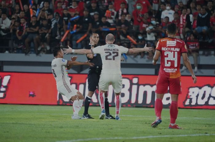 Para pemain Persija Jakarta melakukan protes kepada wasit Fariq Hitaba dalam laga melawan Bali United