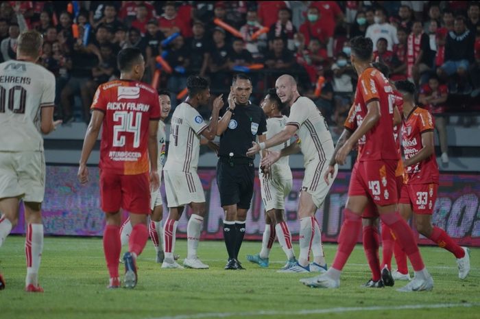 Para pemain Persija Jakarta melakukan protes kepada wasit saat melawan Bali United di Liga 1 2022-2023