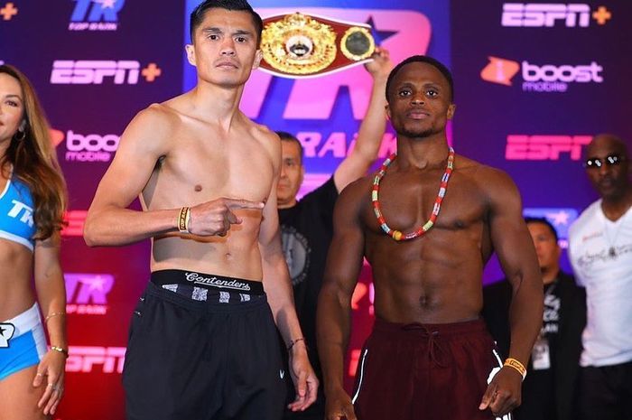 Isaac Dogboe (kanan), bertarung dengan Joe Gonzalez dalam perebutan sabuk kelas bulu WBO Internasional.