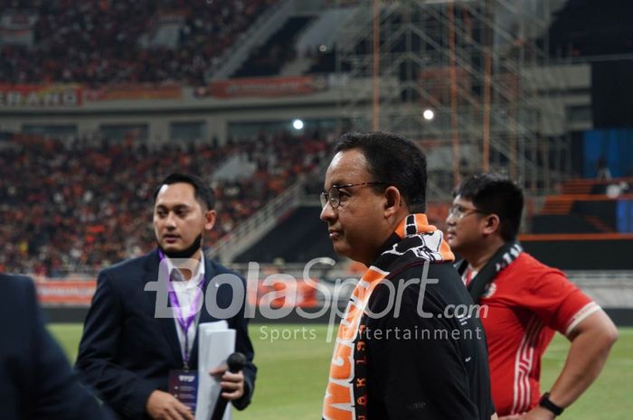 Anies Baswedan dalam laga persahabatan internasional antara Persija Jakarta Vs Chonburi FC di Jakarta International Stadium,  Jakarta, Minggu (24/7/2022).