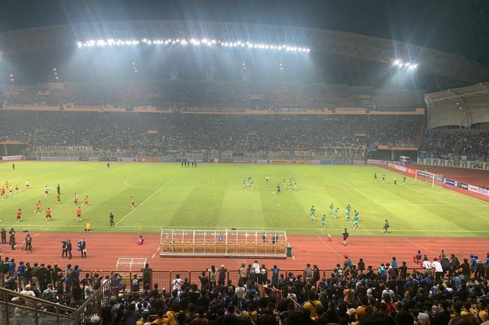 Suasana penonton di laga Bhayangkara FC vs Persib Bandung di Stadion Wibawa Mukti, Minggu (24/7/2022)