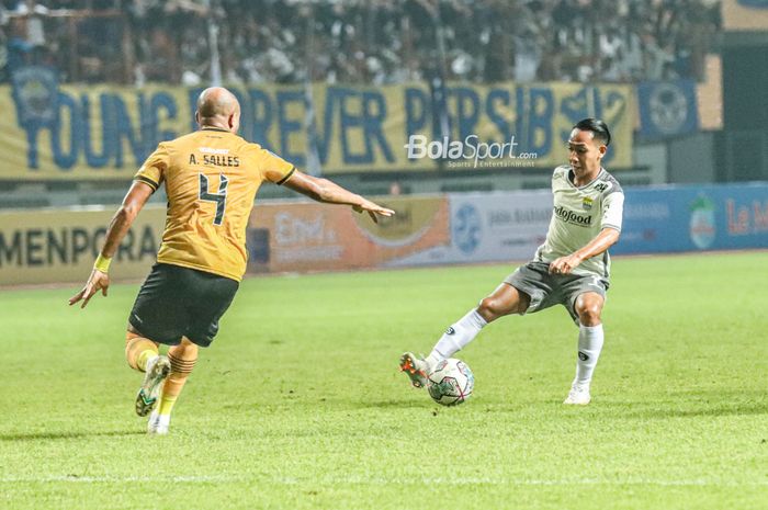 Gelandang Persib Bandung, Beckham Putra Nugraha (kanan), sedang menguasai bola ketika bertanding dalam laga pekan pertama Liga 1 2022 di Stadion Wibawa Mukti, Cikarang, Jawa Barat, 24 Juli 2022.